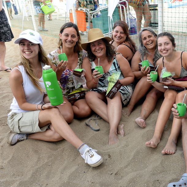 Mate y torta bonaerense gratis en la playa: dónde están hoy