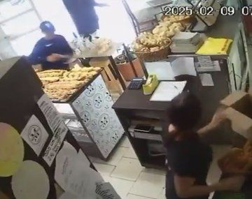 Robaron una panadería y se escaparon en la camioneta del repartidor