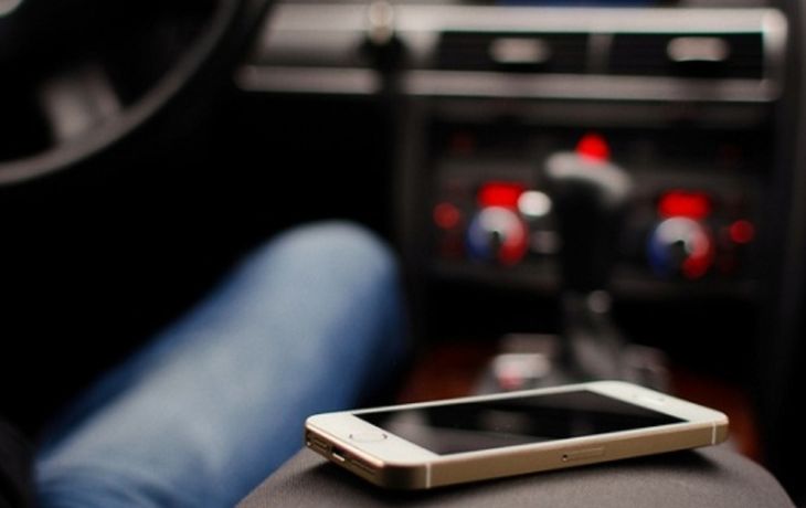 Olvidó el celular en un taxi y descubrieron que era un pedófilo