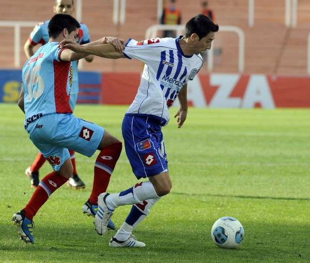 Godoy Cruz derrotó a Arsenal y mantiene su mínima chance