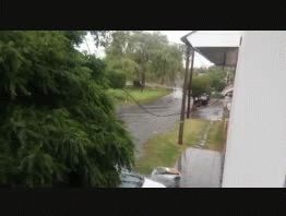 Un vecino salió con su kayak a la calle