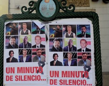 Los afiches que adornaron la avenida San Juan (foto: Clarín)