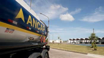 El gobierno le quitó a Ancap el monopolio en la venta de combustible en dos sectores del mercado uruguayo y avanza en la apertura de un tercer negocio. El gobierno le quitó a Ancap el monopolio en la venta de combustible en dos sectores del mercado uruguayo y avanza en la apertura de un tercer negocio.