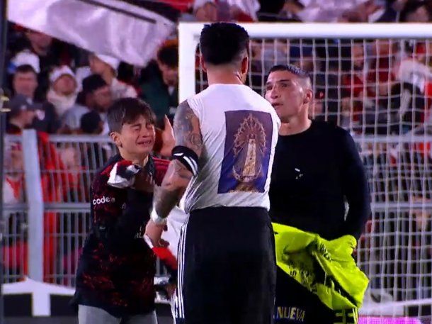 Un nene entró a la cancha, se llevó la camiseta de Enzo Pérez y podrían sancionarlo