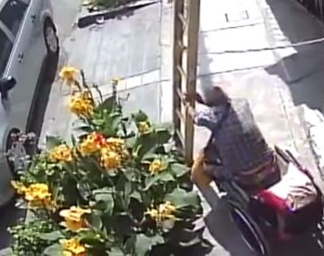 Un hombre en silla de ruedas derribó una escalera y tiró a un pintor desde la altura