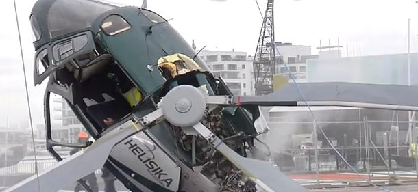 VIDEO: Un helicóptero se enreda con cables y se desploma