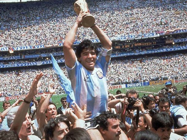 Murió Roberto Cejas, el hincha que alzó a Diego Maradona en la consagración del Mundial 86