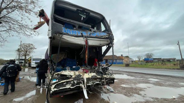 Tragedia en la ruta 11: revelan la identidad de los tres fallecidos del accidente entre un micro y un camión