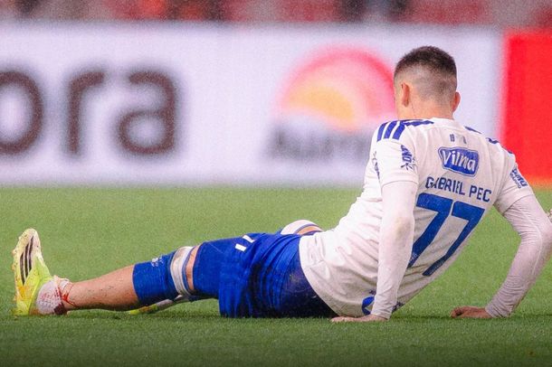 Escalofriante lesión en el Brasileirao: Gabriel Pec sufrió una fractura y tuvo que ser operado