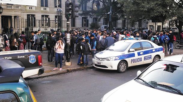 La Plata: intentan determinar si la alumna que se baleó fue instigada al suicidio