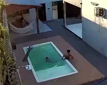 Un padre salvó a sus dos hijos de morir ahogados tras caer en la pileta de su casa