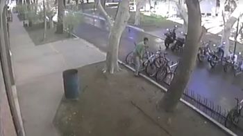 Robo bicicleta. Captura de pantalla video de Facebook Robo bicicleta. Captura de pantalla video de Facebook