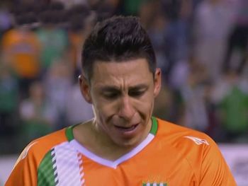 Brian Sarmiento llorando al salir de la cancha