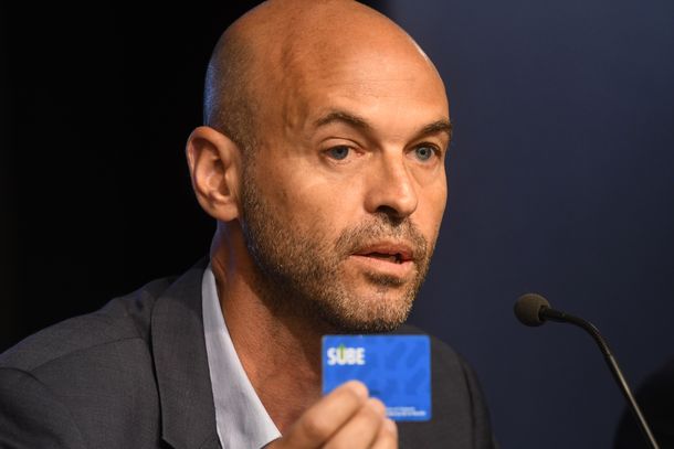 Dietrich volvió de Punta para anunciar el aumento del 66% del transporte y ahora vacaciona en Europa