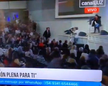 Un hombre armado entró a una iglesia y amenazó a una pastora
