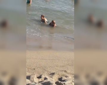 Las señoras se divirtieron en la costa y su video se convirtió en viral