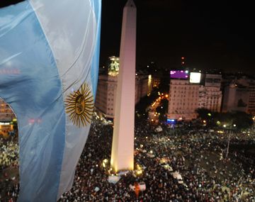 Locura: miles de argentinos celebraron en el Obelisco