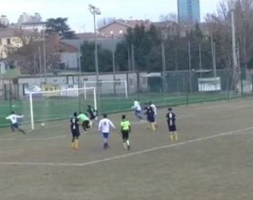 Tras pasar a seis rivales, Francesco Barranca metió un golazo en Italia 