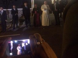 en su primera noche en ecuador, francisco rezo con la gente en la calle en su primera noche en ecuador, francisco rezo con la gente en la calle