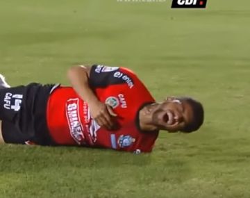 El defensor se retuerce de dolor en el césped