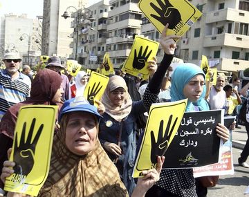 Egipto: arrojan bomba a comisaría y desactivan otra en las vías