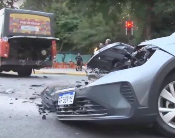 Impresionante choque entre un auto y un colectivo en Libertador