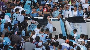 Tiraron a un hincha de una tribuna en Belgrano-Talleres Crédito: @pablocarrozza Tiraron a un hincha de una tribuna en Belgrano-Talleres Crédito: @pablocarrozza