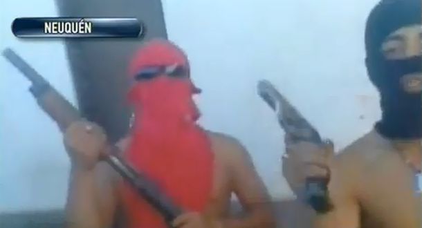 En un video, adolescentes ostentan armas en Neuquén