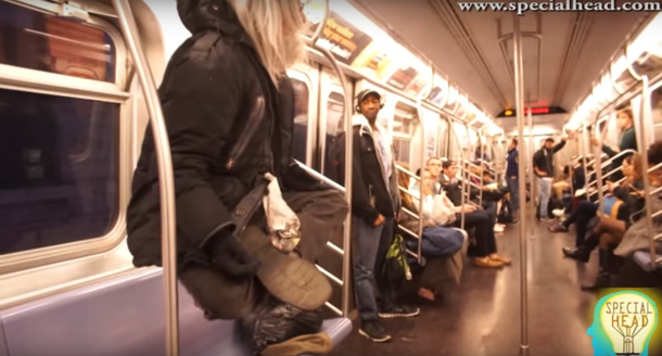 Un sin techo deja perplejos a los pasajeros del subte cuando empiezo a levitar