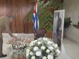 Raúl Castro coloca una ofrenda floral junto a los restos de su hermano Raúl Castro coloca una ofrenda floral junto a los restos de su hermano