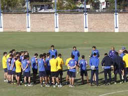 bianchi define el equipo para enfrentar al puntero: riquelme adentro y ¿gago afuera? bianchi define el equipo para enfrentar al puntero: riquelme adentro y ¿gago afuera?