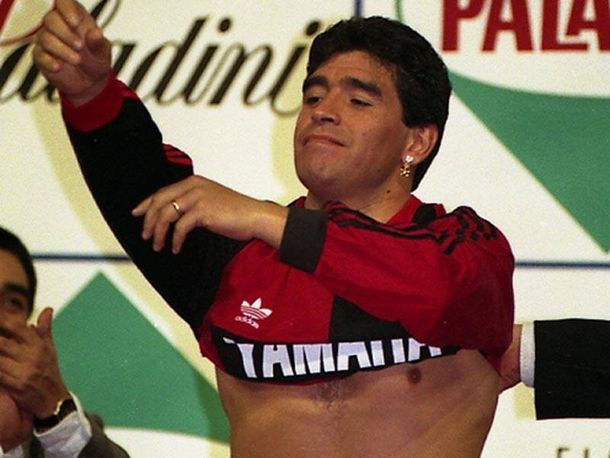Publican fotos inéditas de la llegada de Maradona a Newells