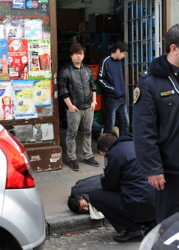 Dueño de súper chino baleó a ladrón y le dio un botellazo a otro