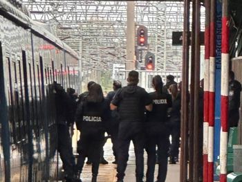 Tensión en Temperley: un hombre armado tomó una rehén en el Tren Roca