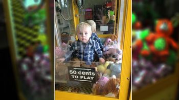 un bebe quedo atrapado en una maquina un bebe quedo atrapado en una maquina