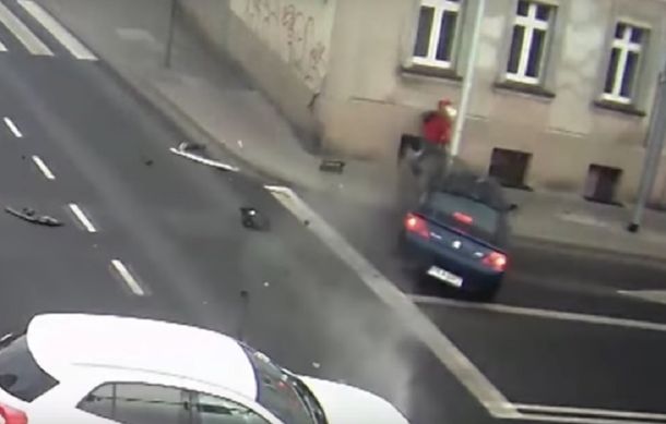 Una peatona se salvó gracias a un poste