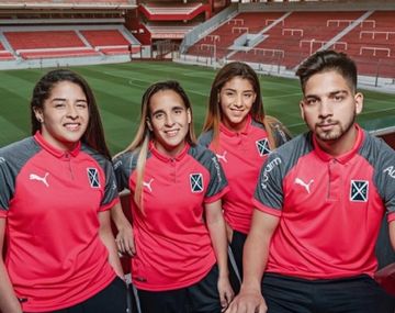 Camiseta de Independiente contra el cáncer de mama - Crédito: @Independiente