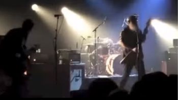 mira el momento en que empezo el ataque terrorista en el teatro le bataclan mira el momento en que empezo el ataque terrorista en el teatro le bataclan