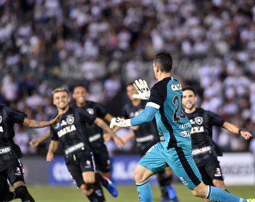Roberto Junior Fernández festeja con sus compañeros de Botafogo
