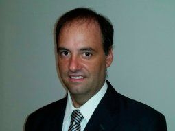 Economista Adorni confirma depilación definitiva pero desmintió haberse hecho la tira de cola