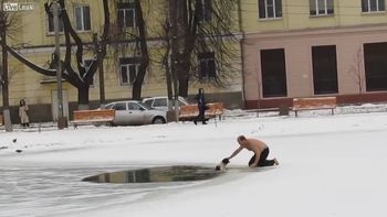 Un hombre salva a un perro que se estaba ahogando en un lago congelado Un hombre salva a un perro que se estaba ahogando en un lago congelado