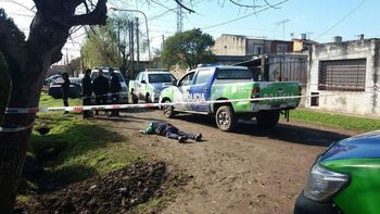 Así quedó tendido el cuerpo del delincuente Así quedó tendido el cuerpo del delincuente