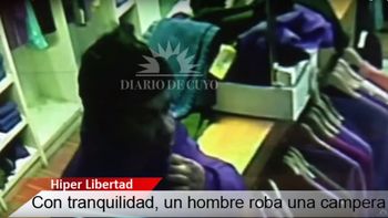 el robo perfecto: entro a un local, se probo una campera y se la llevo puesta el robo perfecto: entro a un local, se probo una campera y se la llevo puesta