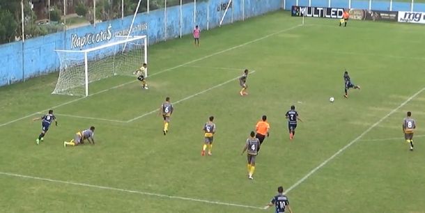 No lo vas a poder creer: un tiro de Super Campeones, pero en el Ascenso argentino