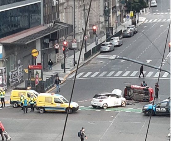 Choque y vuelco en Callao y Corrientes: uno de los conductores tenía 2,4 de alcohol en sangre