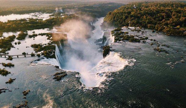 Turismo: vista aérea de las Cataratas del Iguazú en Misiones, Argentina