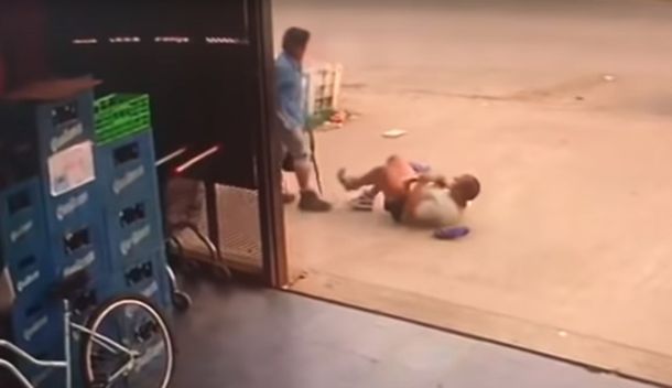 VIDEO: Discutió con un hombre y lo atacó a machetazos