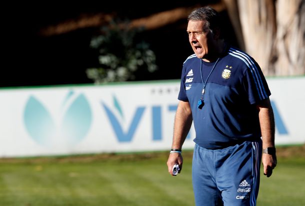 Martino dio pistas sobre el equipo del debut: ¿quién jugó de 9 en la práctica?