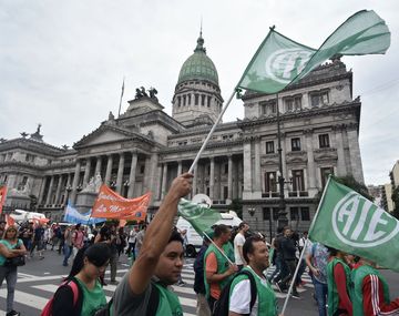 A las 17 están previstos los discursos de Micheli y Yasky, como corolario de la protesta.
