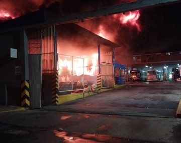 La Tablada: un voraz incendio destruyó al menos 14 colectivos
